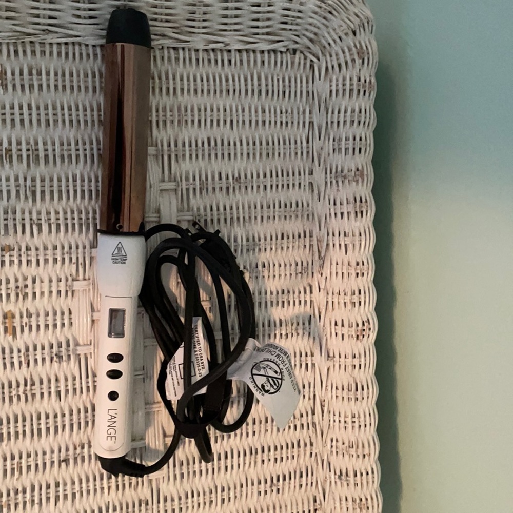 L’ANGE curling rod! Only used 3 times. 1.5” barrel